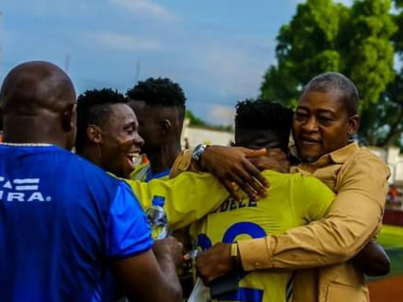 Les joueurs de Lupopo en pleine célébration d'un but avec un dirigeant du club. [Photo d'illustration]
