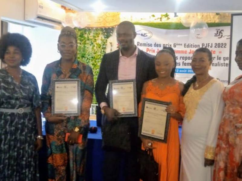 Les gagnantes du Prix Jeune Femme Journaliste et quelques membres de l'UNPC.
