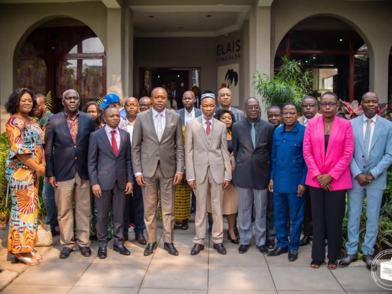 Photo de famille entre le président de la CENI Denis Kadima, quelques membres du bureau et les participants à la formation