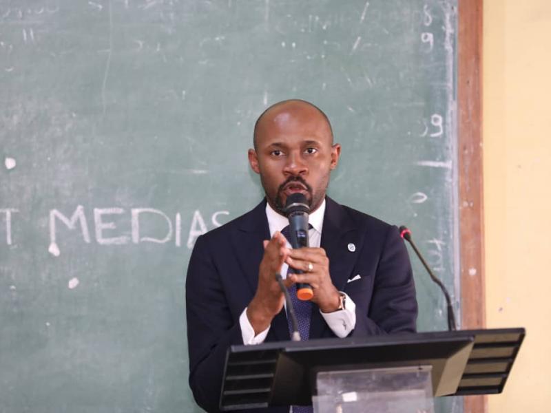 Le ministre de la Communication et Médias, Patrick Muyaya Katembwe devant l'auditoire à l'ULK