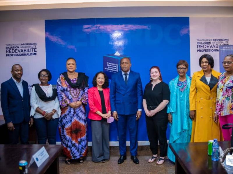Le président de la CENI Denis Kadima pose avec une délégation du réseau mondial des femmes