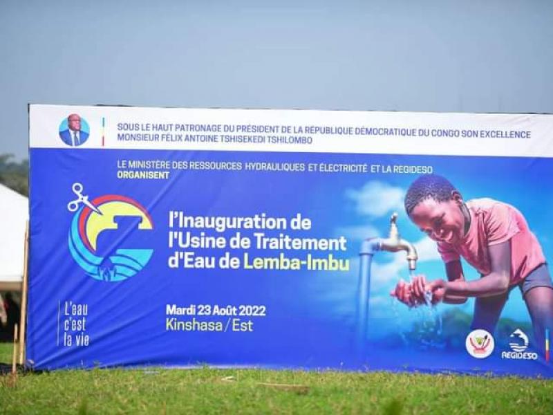 L'affiche annonçant l'inauguration de l'usine de traitement d'eau