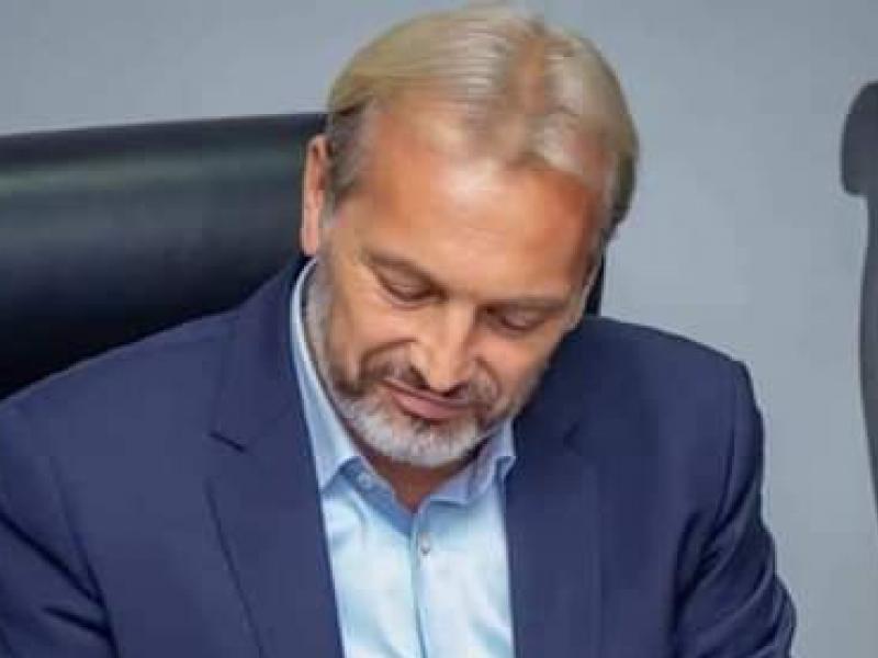 Le nouveau sélectionneur de l'équipe nationale de la RDC, Sébastien Desabre, lors de sa signature de contrat avec le gouvernement congolais.