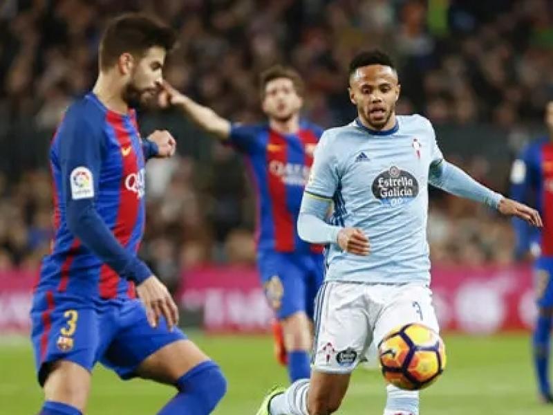 Théo Bongonda en duel avec le défenseur du FC Barcelone, Gérard Piqué, lors d'une rencontre de Liga espagnole.