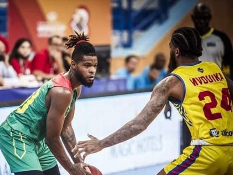 Ron Mvouika en duel avec un joueur du Cameroun.