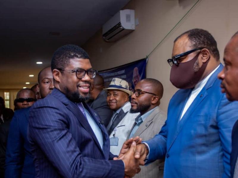 Serge Nkonde serre la main à l'ancien ministre des sports, Denis Kambayi Cimbumbu.