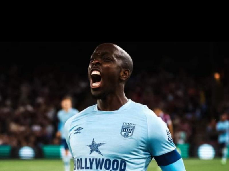 Yoane Wissa en pleine célébration d'un but sous les couleurs de Brentford FC.