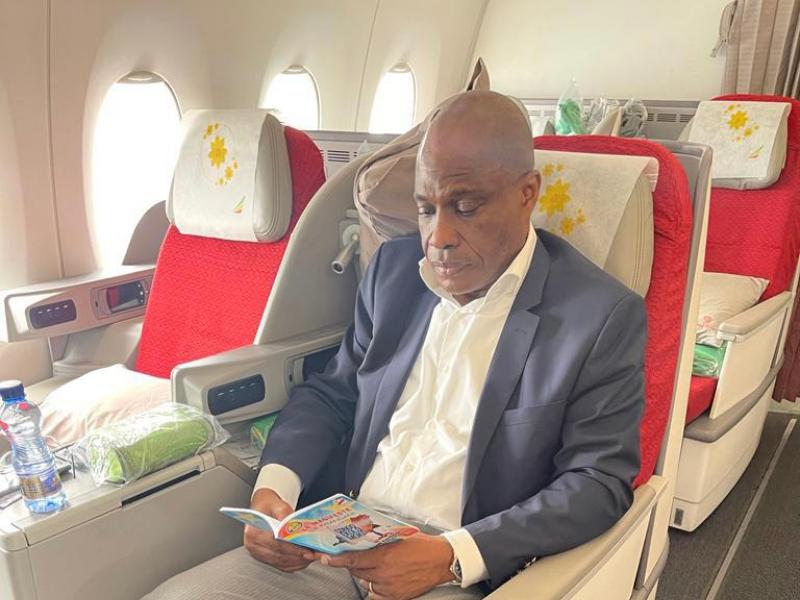 Fayulu dans l'avion