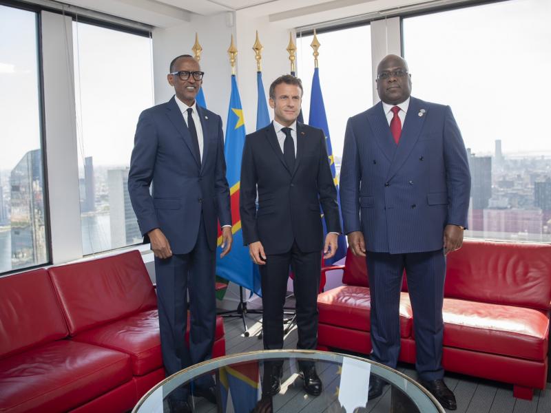De gauche à droite, le président rwandais Paul Kagame, le président français Emmanuel Macron et le président congolais Félix Tshisekedi