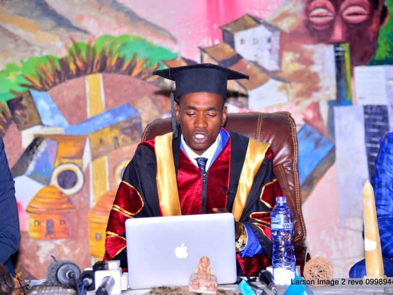 Docteur, artiste visuel Jospin Lohanga s'entretient avec les chevaliers de la plume