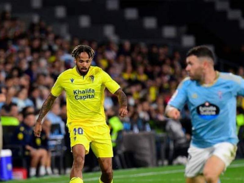 Théo Bongonda en duel avec un joueur du Celta Vigo.