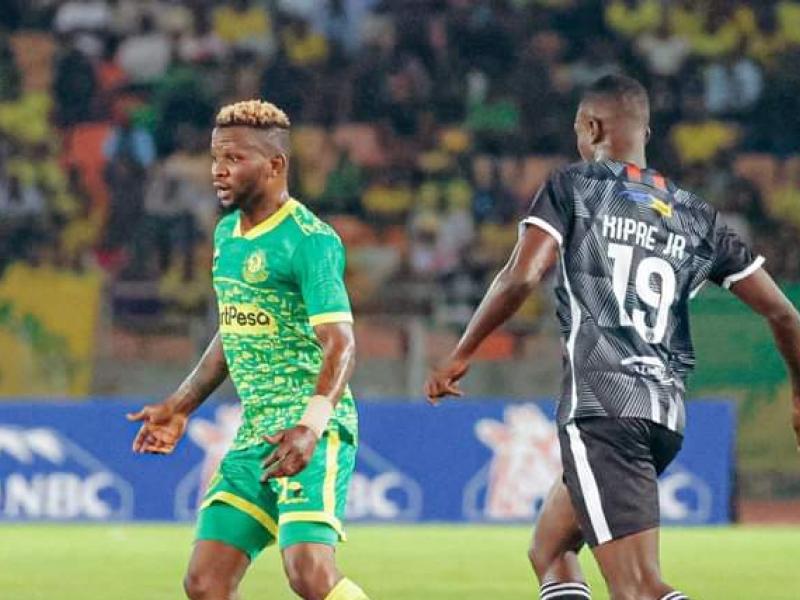 Joyce Lomalisa Mutambala en duel avec un joueur d'Azam FC.