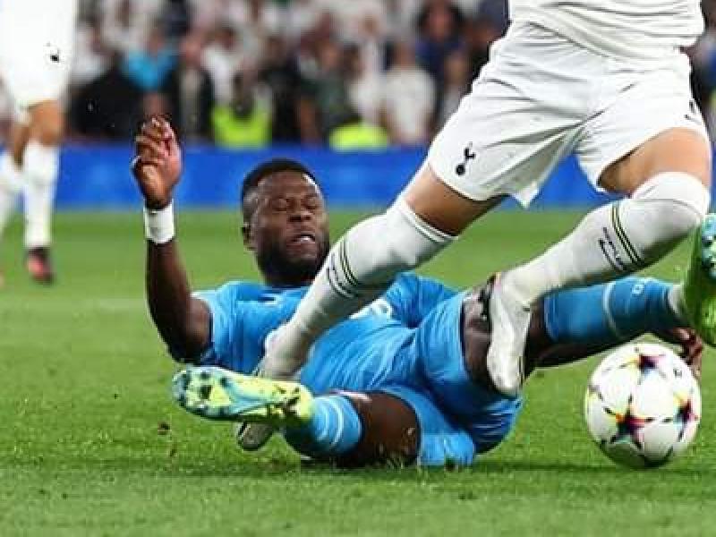 Tacle de Chancel Mbemba sur l'attaquant sud-coréen de Tottenham, Son.