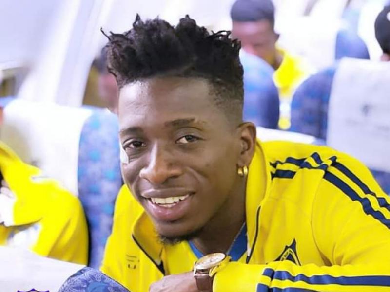 L'attaquant du FC Saint-Éloi Lupopo, Jean-Marc Makusu Mundele à bord d'un avion.