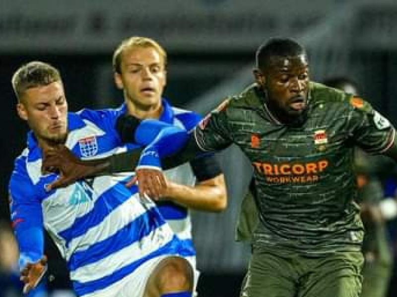 Jeremy Bokila en duel avec un joueur de PEC Zwolle.