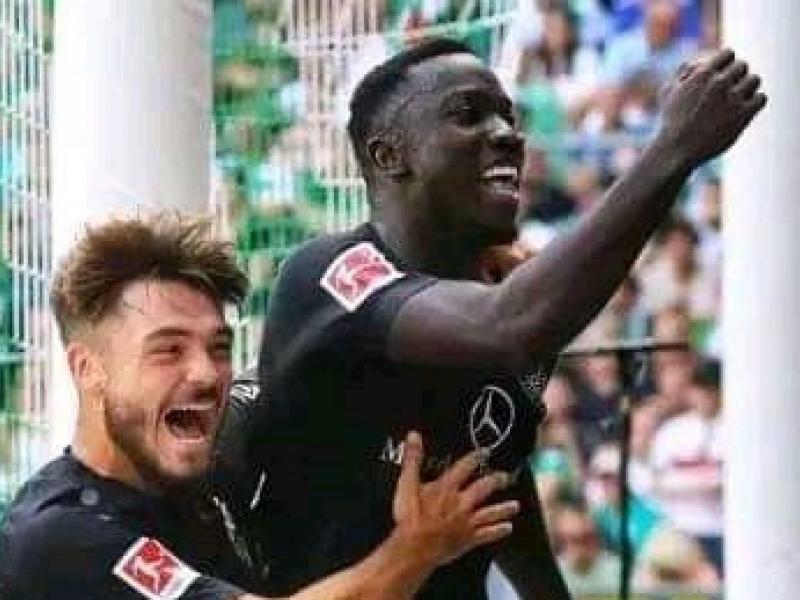 Silas Katompa en pleine célébration d'un but avec son coéquipier de Stuttgart. [Photo d'illustration]