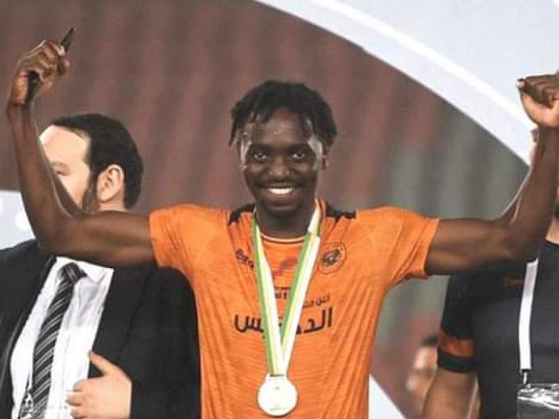 Chadrack Muzungu lors de la remise de médailles de la Super Coupe de la CAF.
