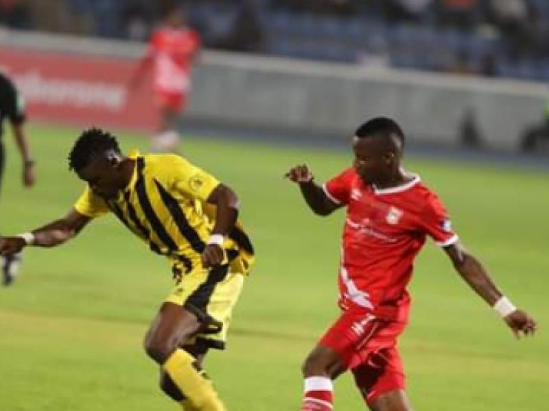 Un joueur de l'AS VClub en duel avec celui de Gaborone United SC.