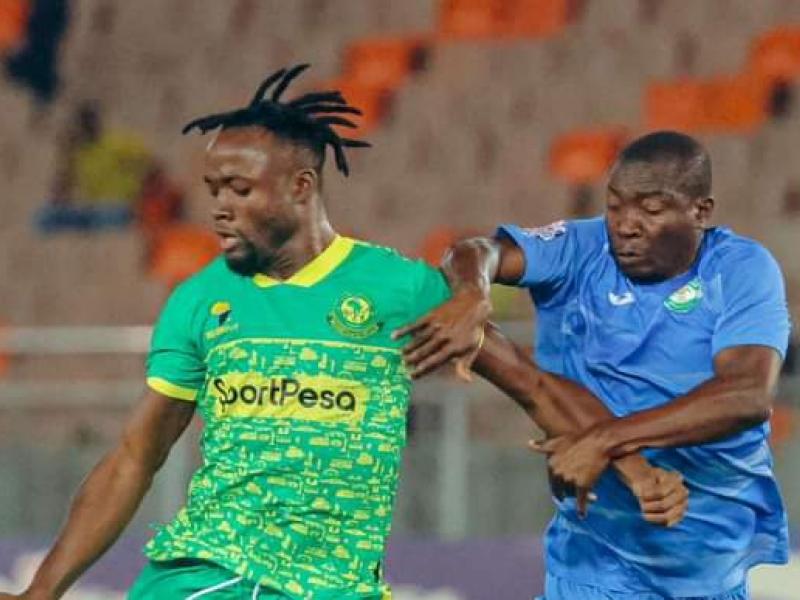 Fiston Mayele Kalala en duel avec un défenseur de Mitwa Sugar.