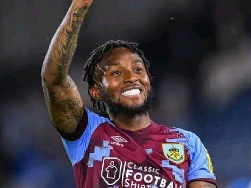 Samuel Bastien sous les couleurs de Burnley FC.