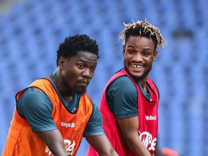 Henock Inonga Baka et l'un de ses coéquipiers de Simba l'échauffement d'avant-match.