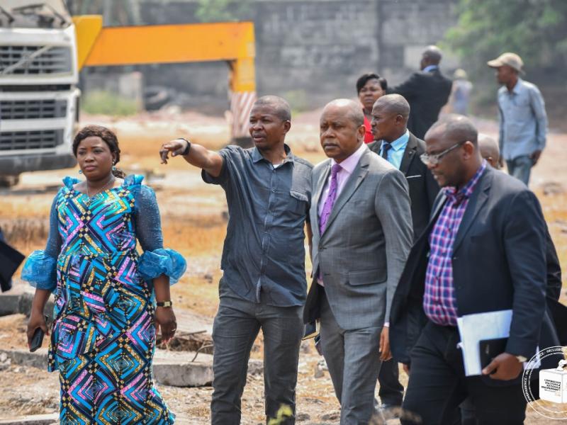 Le président de la CENI Denis KADIMA et une délégation visitent le nouvel entrepôt de la centrale électorale situé dans le quartier Kingabwa à Limete