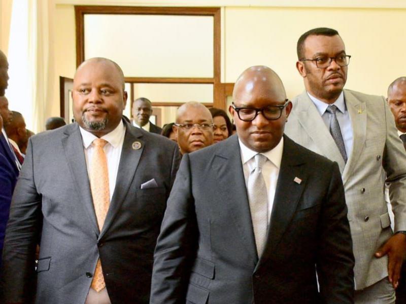 Le ministre État en  Premier ministre, Sama Lukonde entouré du minÉtat en charge du Budget à droite et le VPM de la Fonction publique à sa gauche