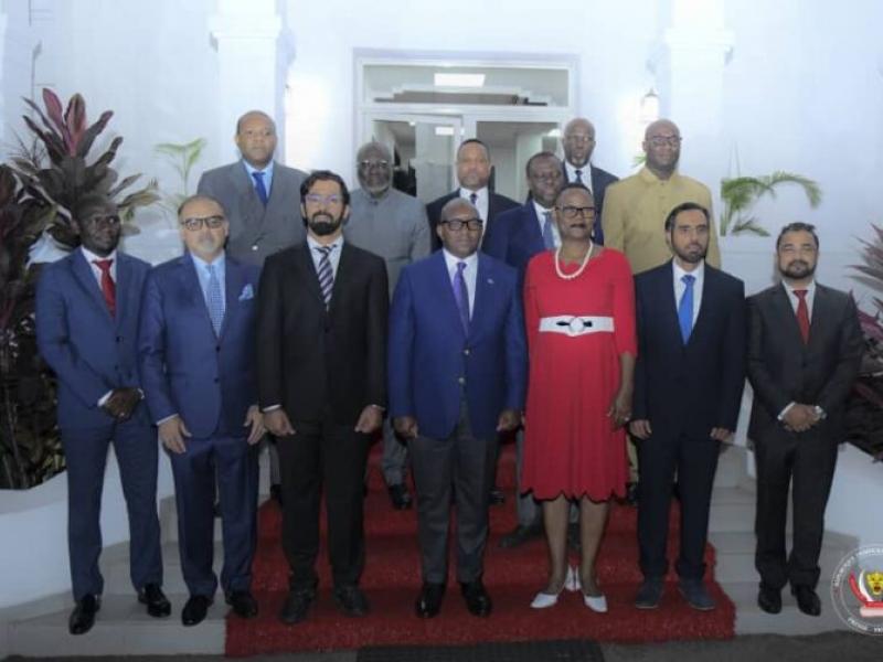 Le premier ministre Sama Lukonde pose avec une délégation d'un consortium émirati en présence de la ministre des Mines après la signature d'un protocole d' accord