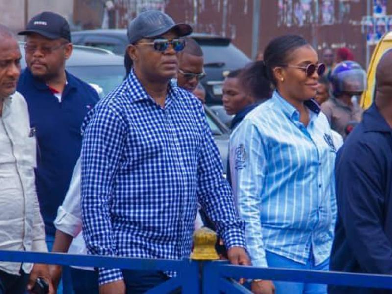 Le Gouverneur de la Ville Gentiny Ngobila entouré de gauche à droite par le Vice-gouverneur Gérard Mulumba et de la Commissaire général en charge de l'environnement