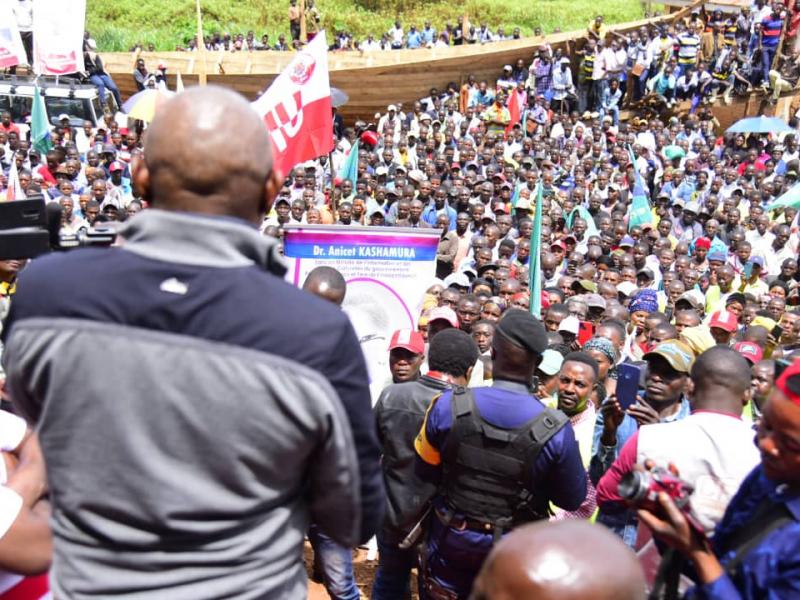 Vital Kamerhe devant une foule immense à Idjwi Sud, province du Sud-Kivu