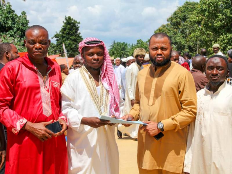 Blanchard Lumaliza Kalonda, président de la Fondation qui porte son nom, avec l'imam de Kisangani