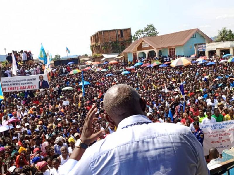 Devant une foule en liesse, Vital Kamerhe prêche la paix à Walikale dans le cadre de sa tournée