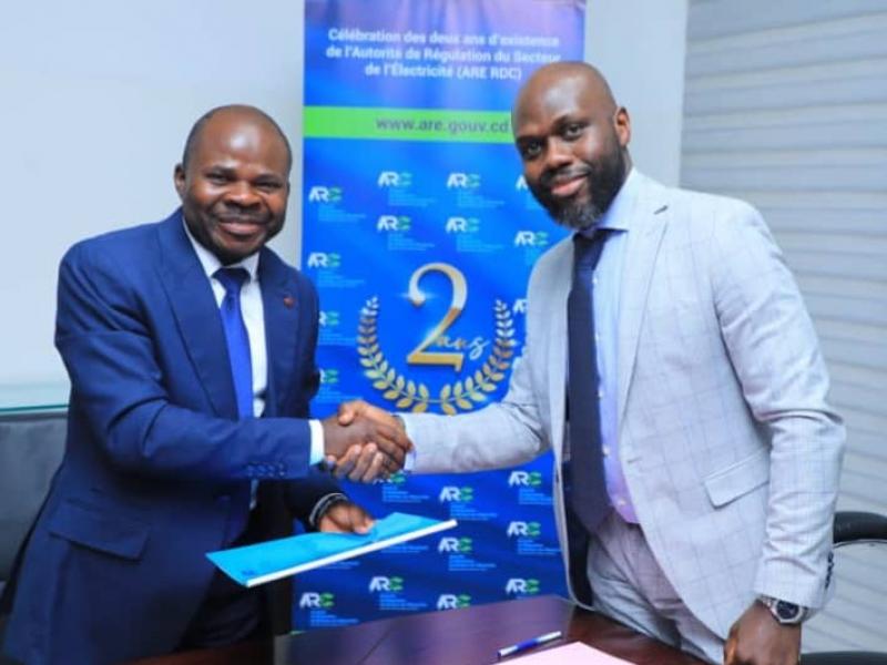Le DGA de l'ARE, Me Marco Kuyu remet les documents donnant l'aval à Prosper Musimbi, responsable SOCODEE SA d'électrifier 7000 ménages au Nord-Kivu