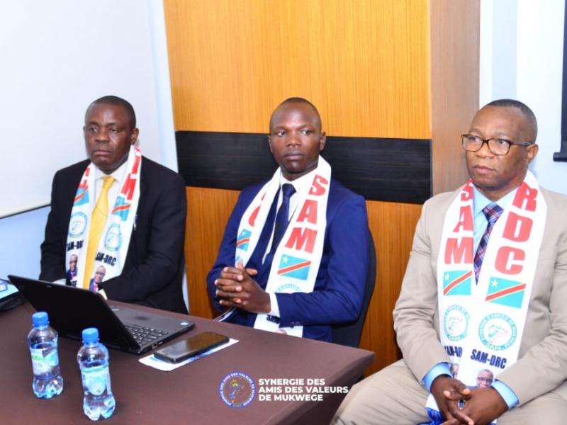 Olivier Byamungu entouré, secrétaire général de la Synergie des Amis des Valeurs de Mukwege, de deux autres membres de la structure