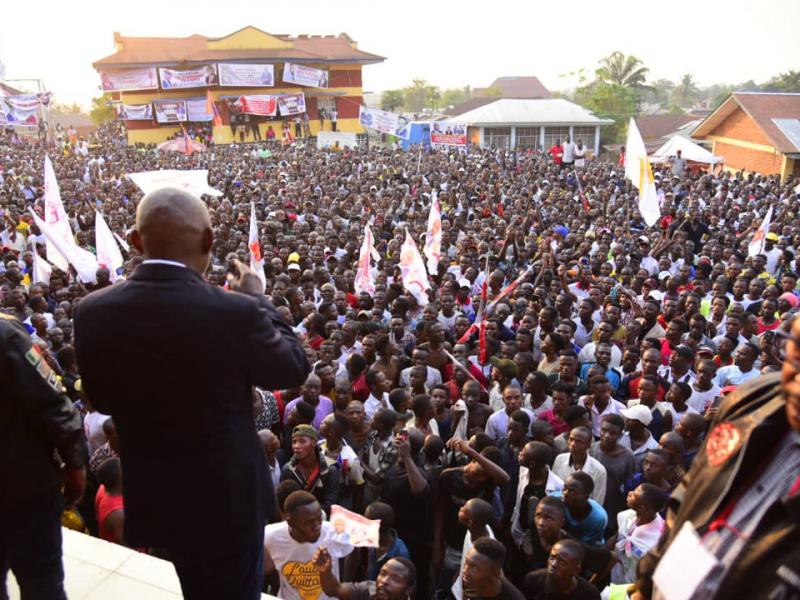 Vital Kamerhe en plein speech devant une foule immense à Kindu, province du Maniema