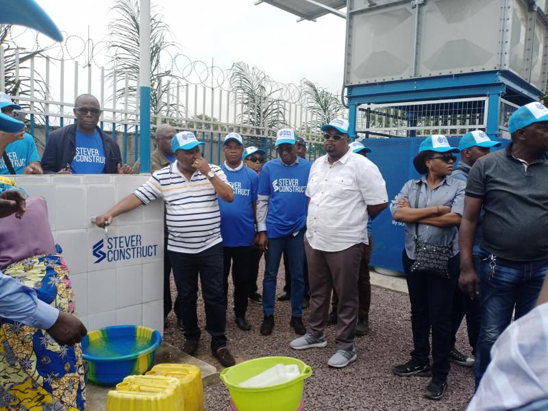 Le ministre d'État François Rubota inaugure quelques stations d'adduction d'eau potable à Maluku et N'sele