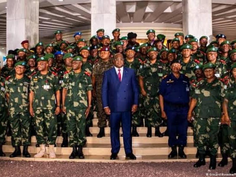 Le Chef de l'État Félix Tshisekedi pose avec les chefs de la police et de l'armée [ Photo d'illustration]