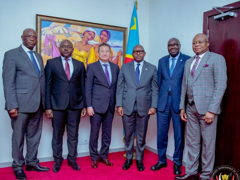 Le premier ministre Sama Lukonde et l'envoyé spécial du SG de l'ONU pour la région des Grands lacs, Huang Xia, entouré de quelques personnalités
