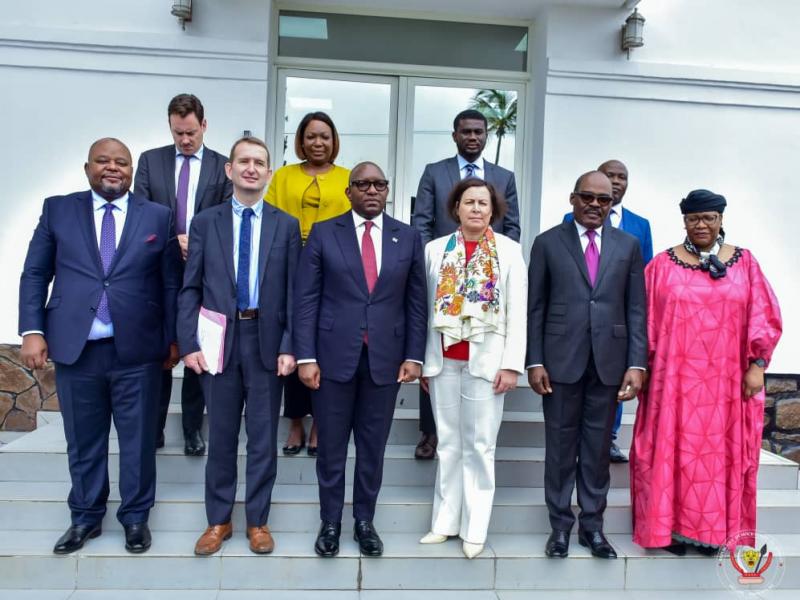 La délégation du FMI pose avec le Premier Ministre Sama Lukonde assisté par deux membres du gouvernement et la gouverneur de la banque centrale du Congo
