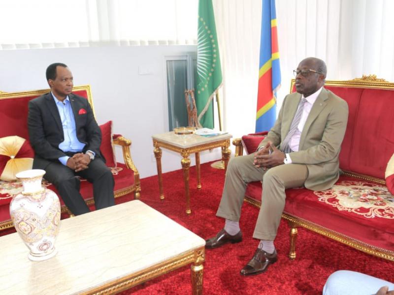 Le VPM des affaires étrangères Christophe Lutundula ( à droite) notifie l'ambassadeur rwandais, Vincent Karega ( à droite ), pour quitter le sol congolais