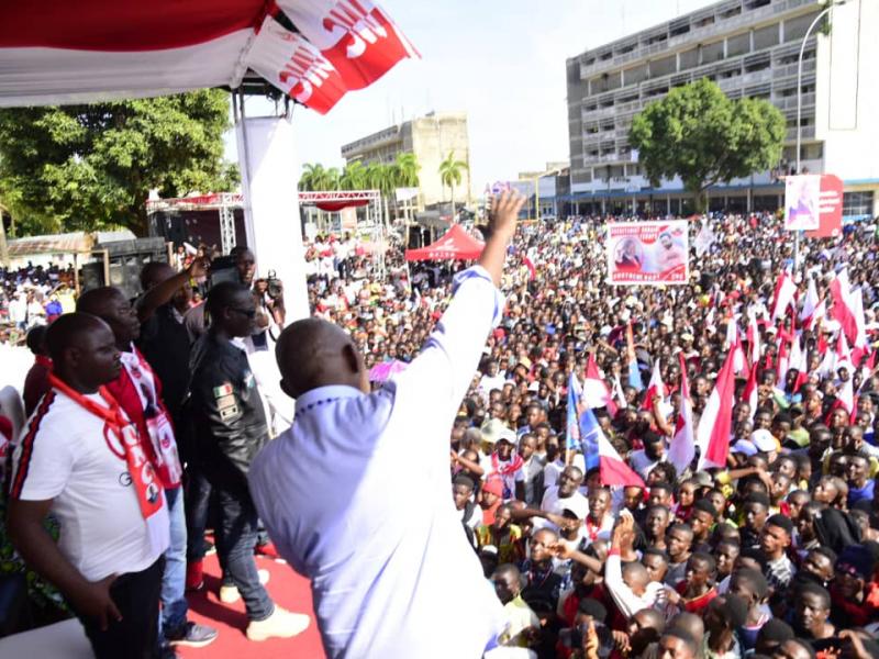 Le président de l'UNC, Vital Kamerhe devant une foule immense à Kisangani 