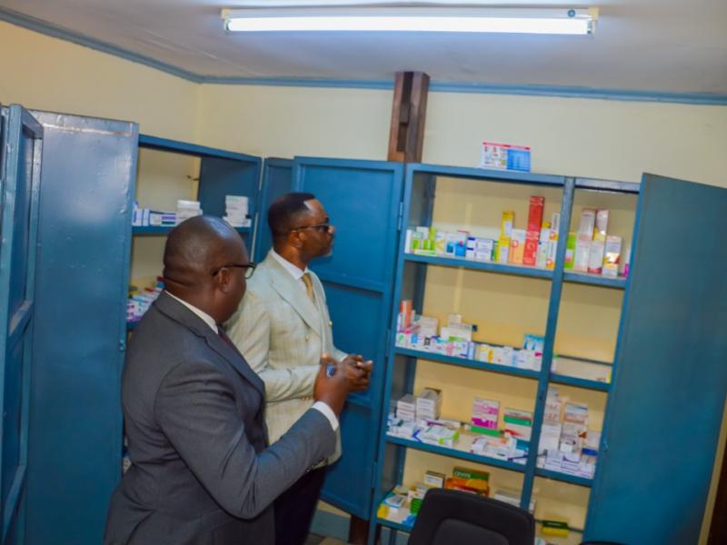 Le ministre de l'EPST, le professeur Tony Mwaba visite la pharmacie de la Mutuelle des Enseignants de l'EPST (MESP)