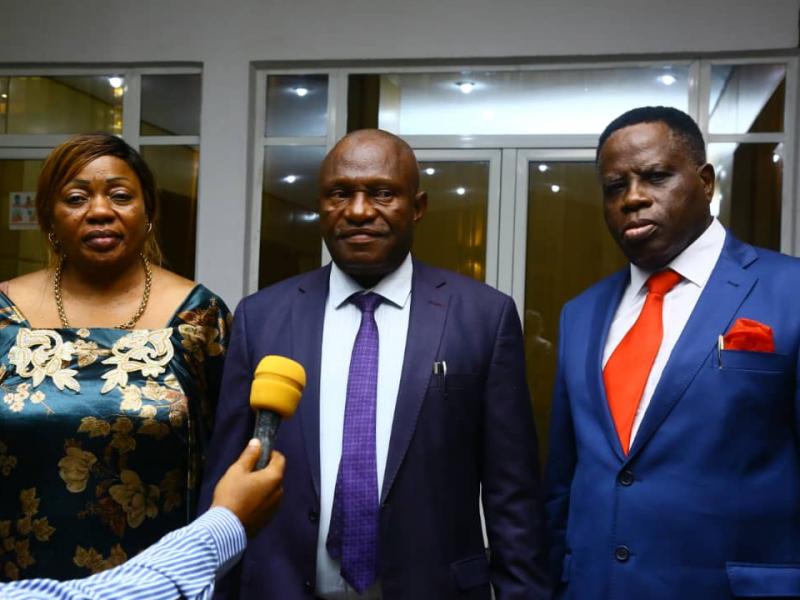 Le Gouverneur de la province du Kwilu au milieu de ses collègues s'exprime devant la presse après leur rencontre avec le chef de l'État Félix Antoine Tshisekedi Tshilombo