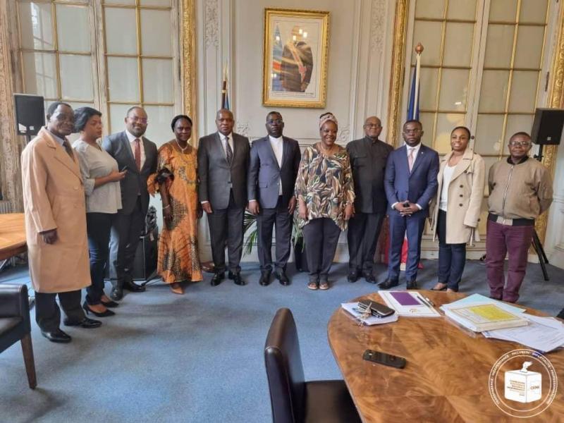 Le premier vice-président de la CENI, Bienvenu Ilanga et sa délégation à Paris en compagnie de l'ambassadeur Isabel Machic Ruth Tshombé