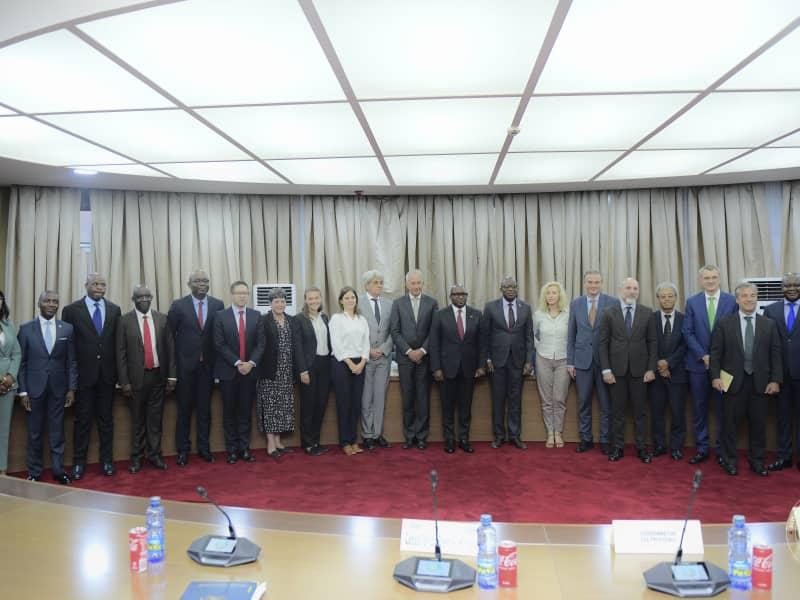 Le premier ministre Sama Lukonde et un groupe de chefs de missions diplomatiques