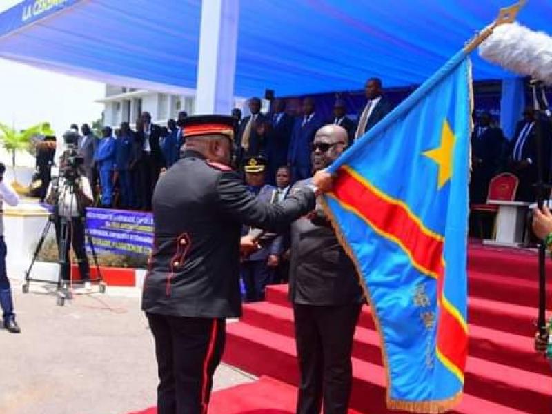Le  Lieutenant-Général Christian Tshiwewe prend l'étandard de l'État Major-Général des FARDC au près du chef de l'État
