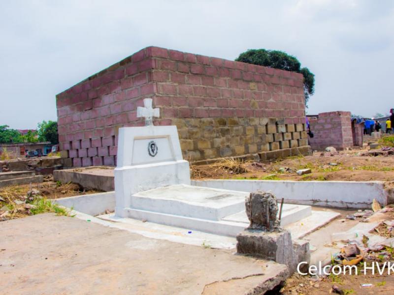 Une maison en construction au cimetière de Kinsuka