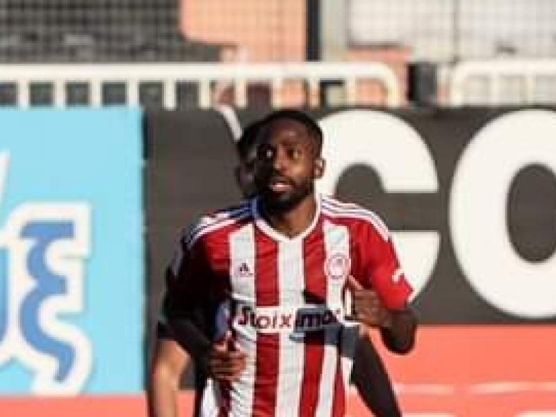 Cédric Bakambu sous les couleurs de l'Olympiakos Pirée.