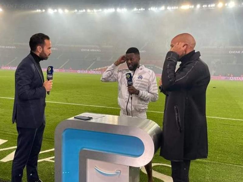 Chancel Mbemba lors d'une interview avec Thierry Henry et un journaliste de Canal+.