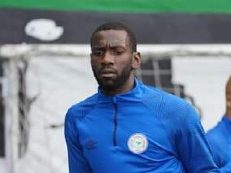 Yannick Bolasie en plein échauffement d'avant-match.